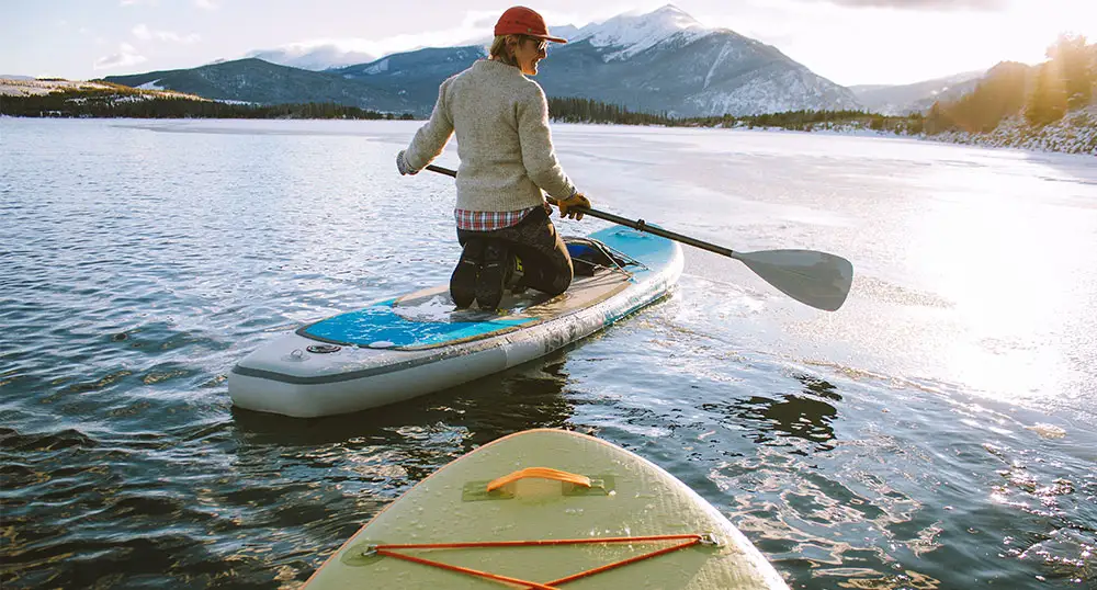 paddle-boarding-in-winter-mountains